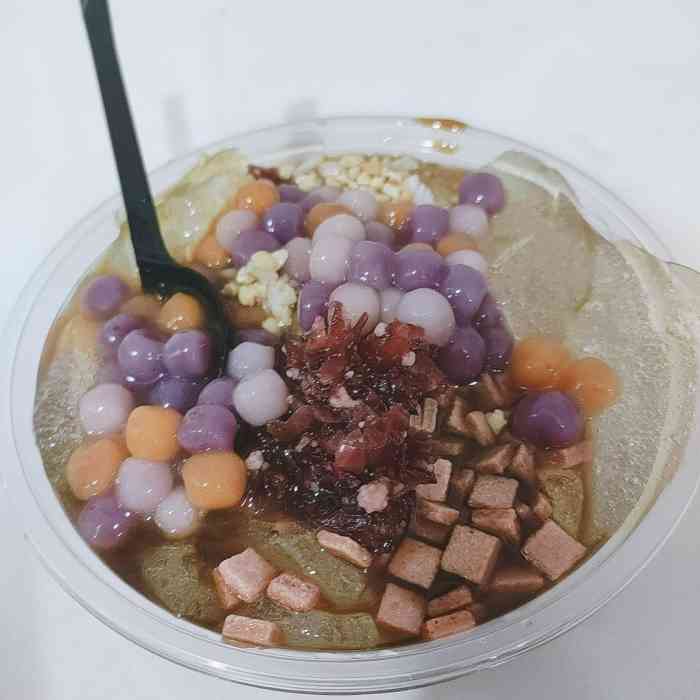 这家的冰粉那叫一个实惠啊,那叫一个分量多啊,我都不知道他家这赚不