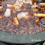 老板是正宗四川人，锅底的口味非常地道，红汤颜色鲜亮
