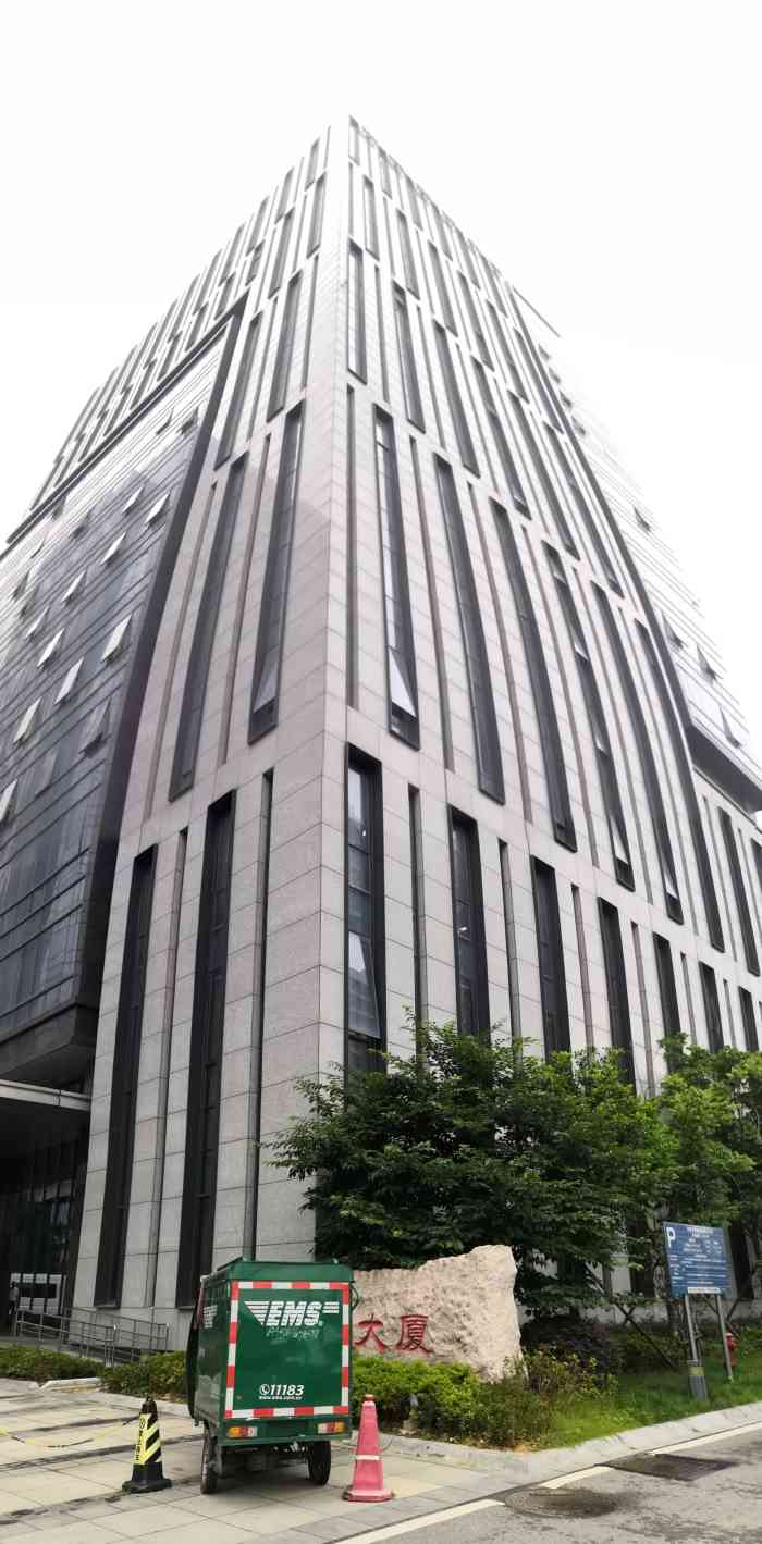 中建环球大厦-"环境不错 设施也很棒 保安人员也很负责了.