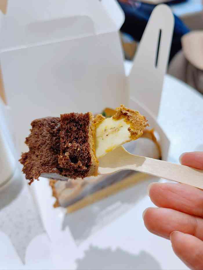 第一次买这的蛋糕84平时吃的甜了很多,香蕉和蛋糕97错 那层黄色