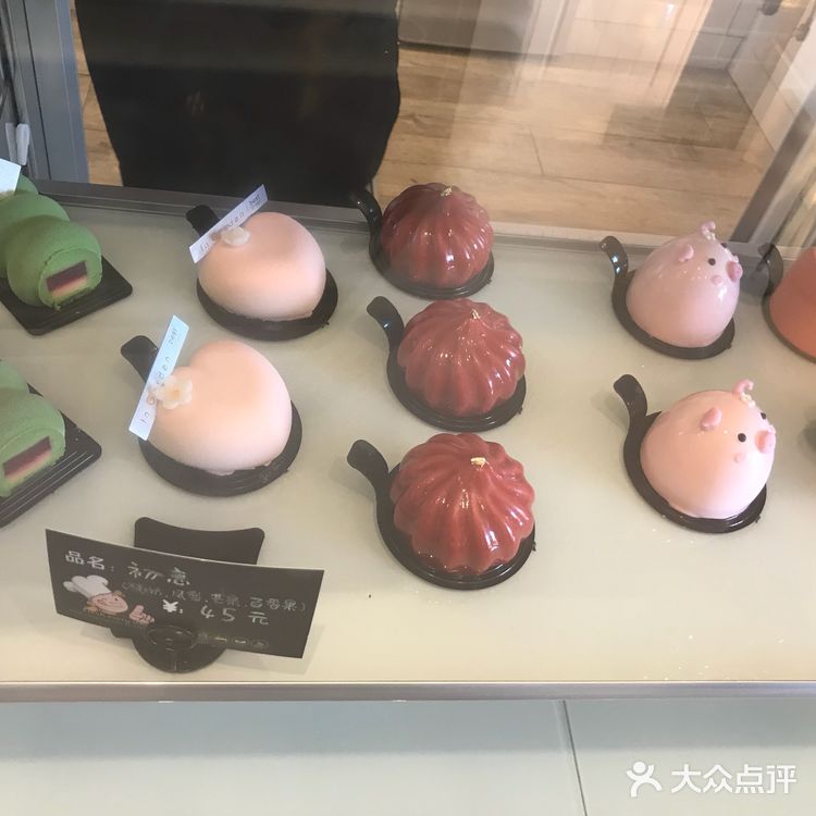 不知不觉店内陆续进来几桌客人，建议从海边散步到店