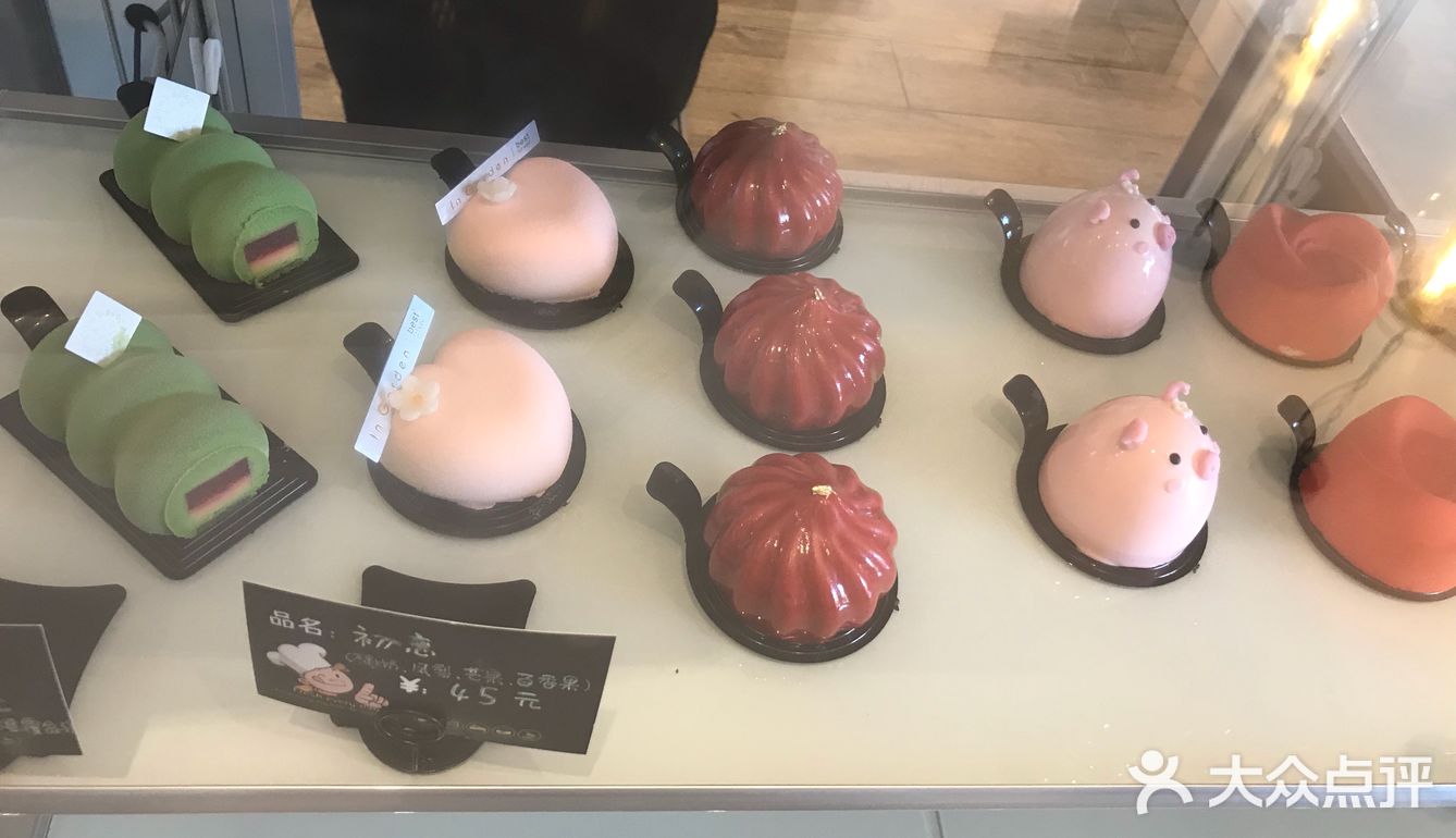 不知不觉店内陆续进来几桌客人，建议从海边散步到店