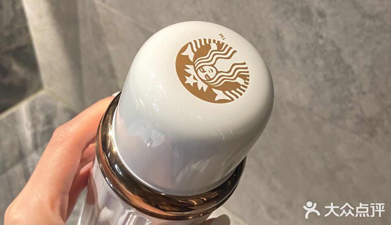 问了店员说是今天刚出来的新品，白色珠光镜面好好看呀