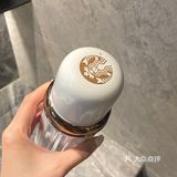 问了店员说是今天刚出来的新品，白色珠光镜面好好看呀