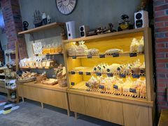 面包甜点陈列柜-啊噗吐呦现场烘焙(麦凯乐店)