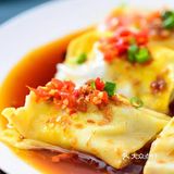 将蒸肠粉的盘子刷一层油，防止粘粉不脱— 将肠粉浆倒入盘子