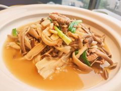 鲜鹿茸菇焖肉-湘阁里辣(南岭购物广场店)