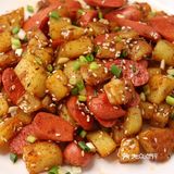 下火火腿肠继续煎一会 加入生抽，孜然粉