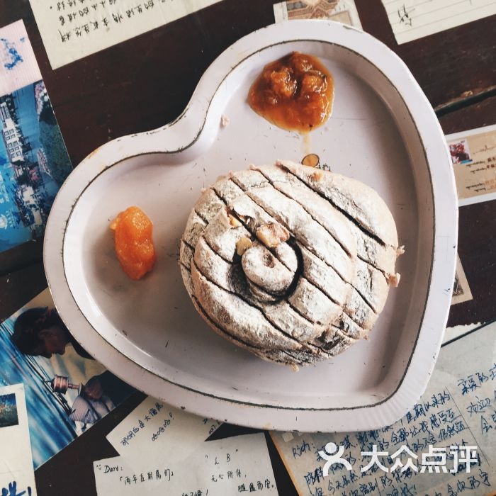 黑青稞牛粪面包