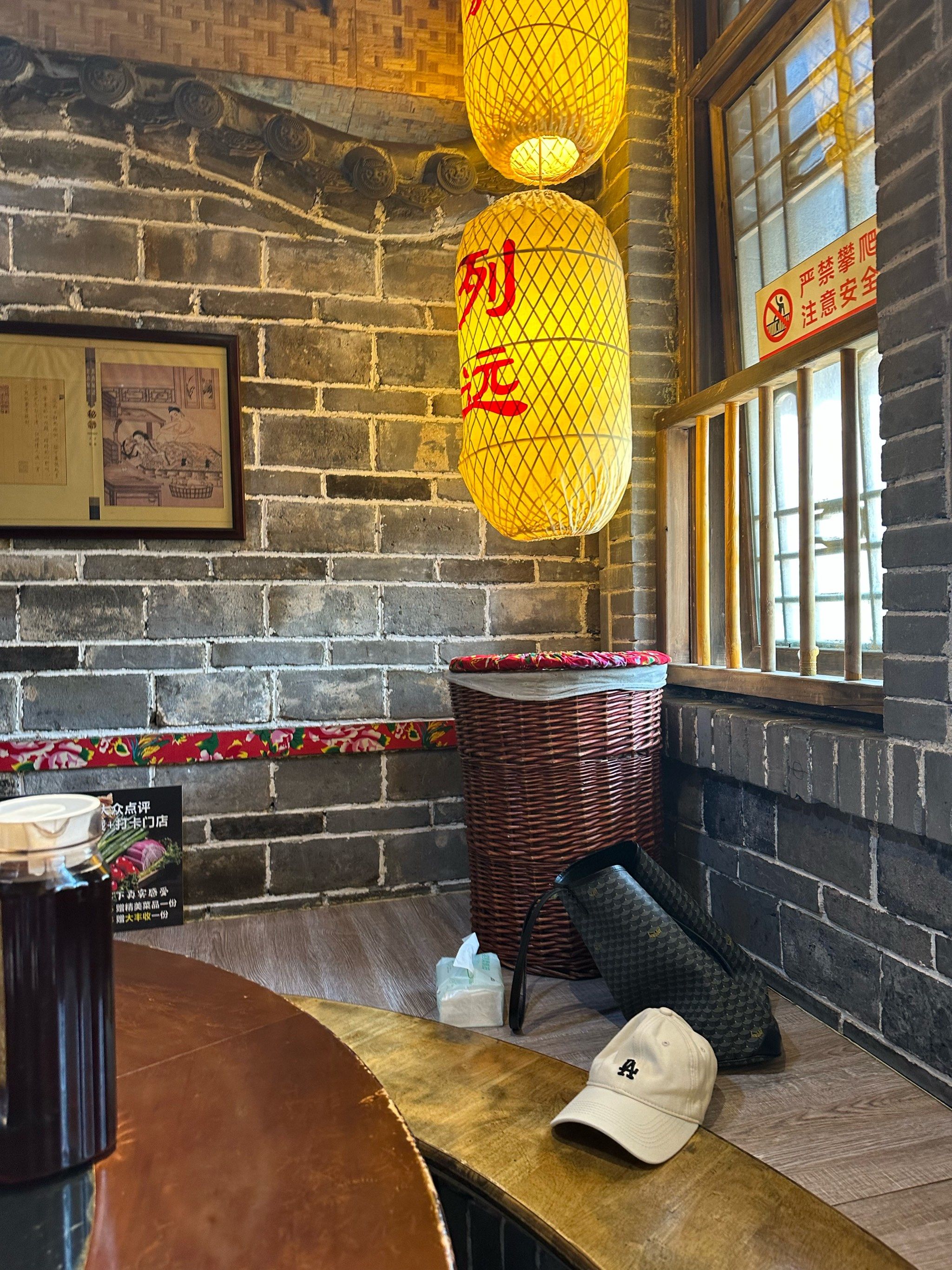 小朋友友好不辣.服务人员热情.空调也给力!还有免费茶水🍵.好玩