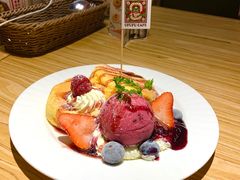 草莓家族梳乎厘班戟-Ufufu cafe(天神巷店)