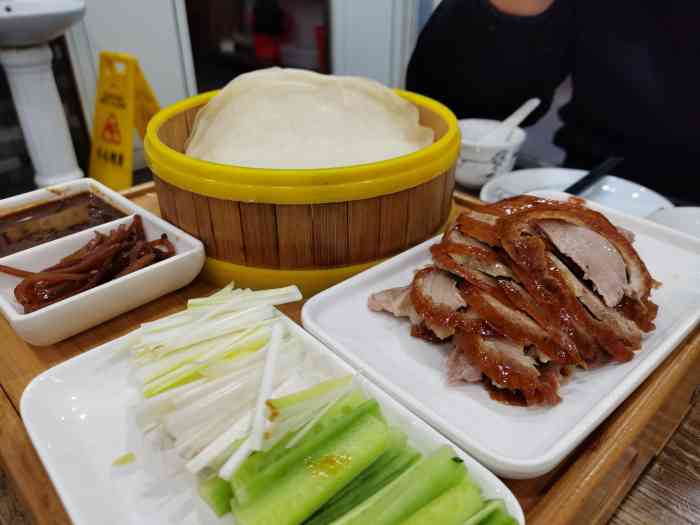 董立兵烤鸭(经四万达店)-"「烤鸭」刚出炉的鸭子,油润饱满在卷饼上放.