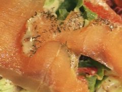 三文鱼色拉-YUE·6·西式融合餐厅(外滩六号店)