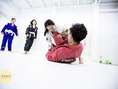 -菠萝格斗巴西柔术训练馆