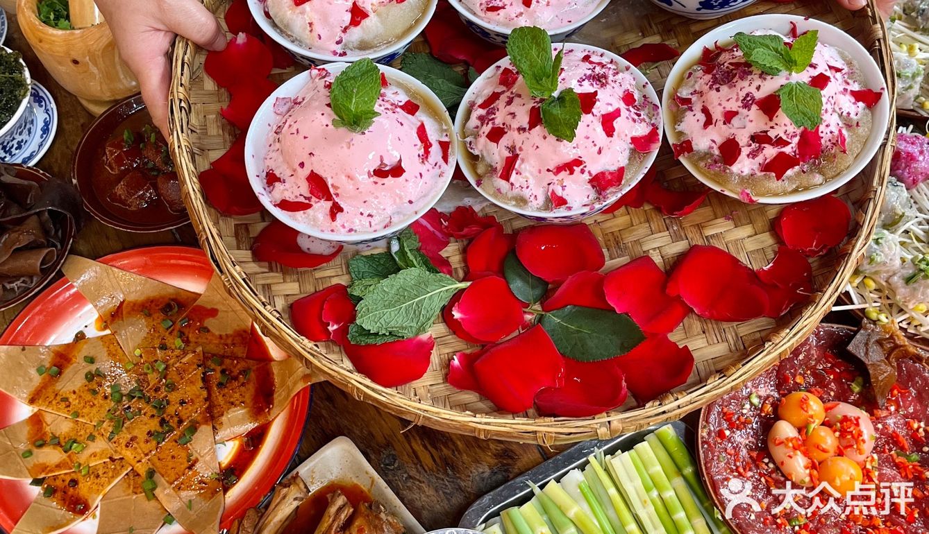 成都！老外冒雨来吃的社区火锅！现切牛肉9.9