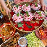 成都！老外冒雨来吃的社区火锅！现切牛肉9.9