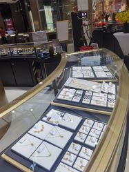 -六福珠寶(巴黎春天五角场店)