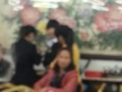 一群服务员只会堆在一起聊天，各种叫唤，各-大家乐酒家(荔福路店)