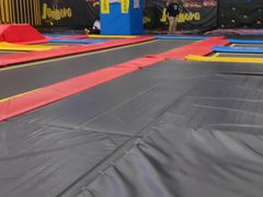 -爱蹦iBOON蹦床运动馆(江汉店)