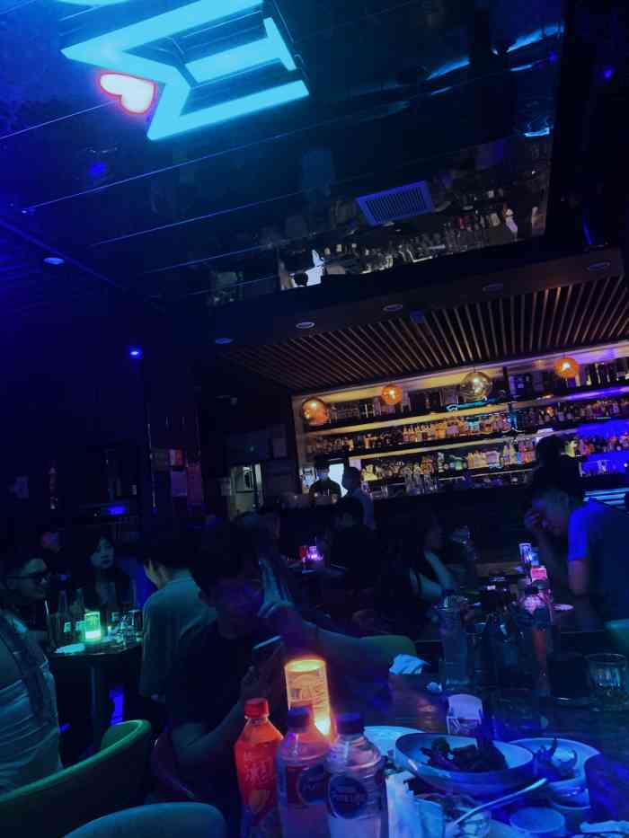 mosso音乐酒吧·live house(南京西路店)-"98环境:有点拥挤,不过在