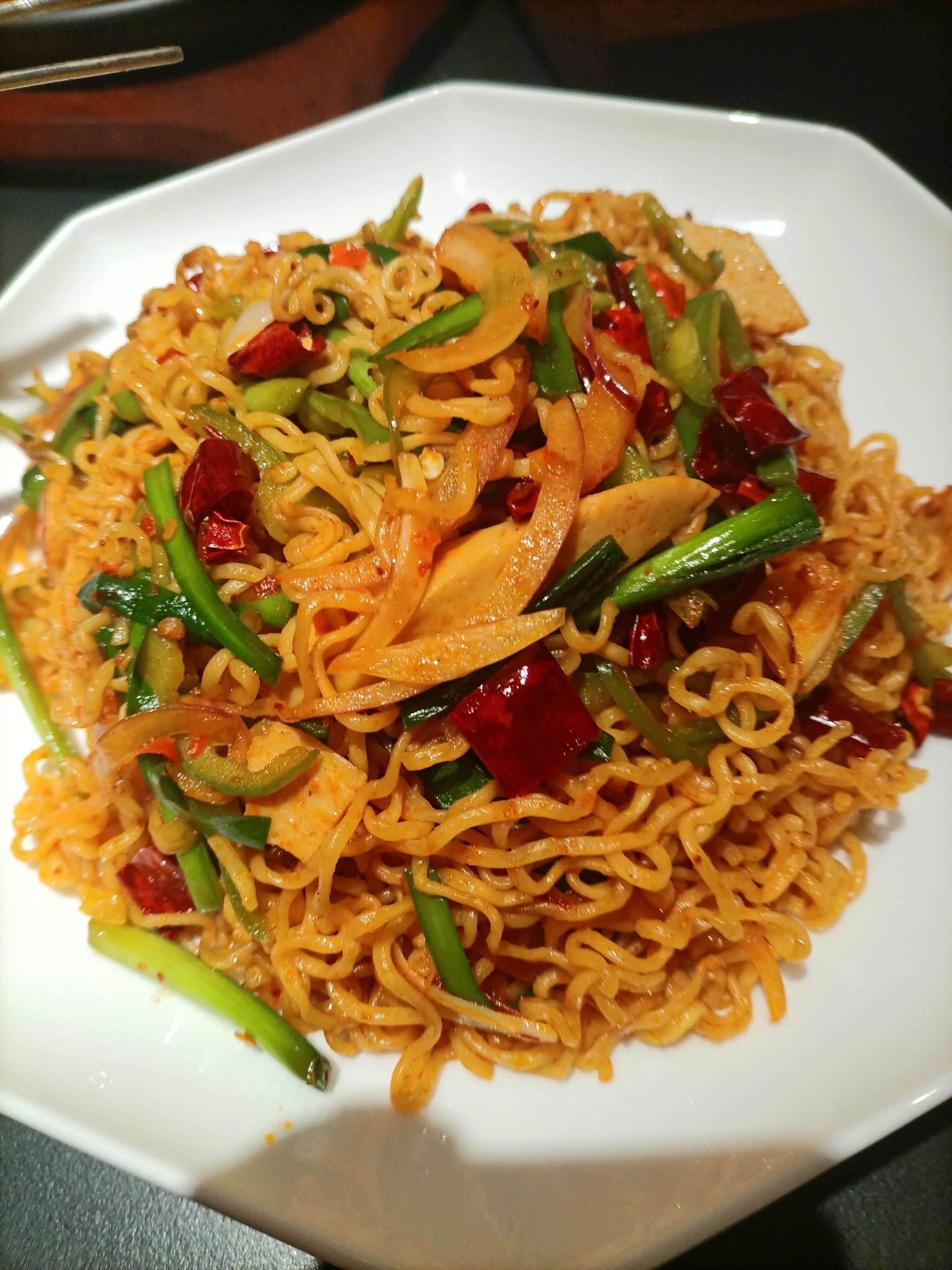 n方便面的弹性与调料的完美结合,让人在忙碌的日常中也