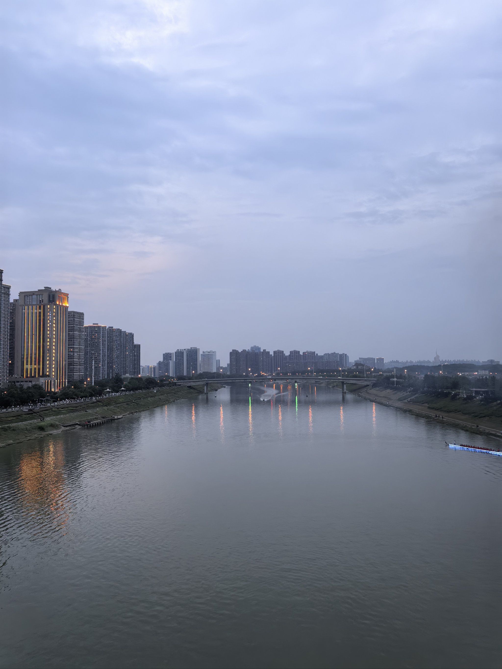 超级多漂亮姐姐在这边93
位于浏阳河风光带,非常适合散步,骑行
