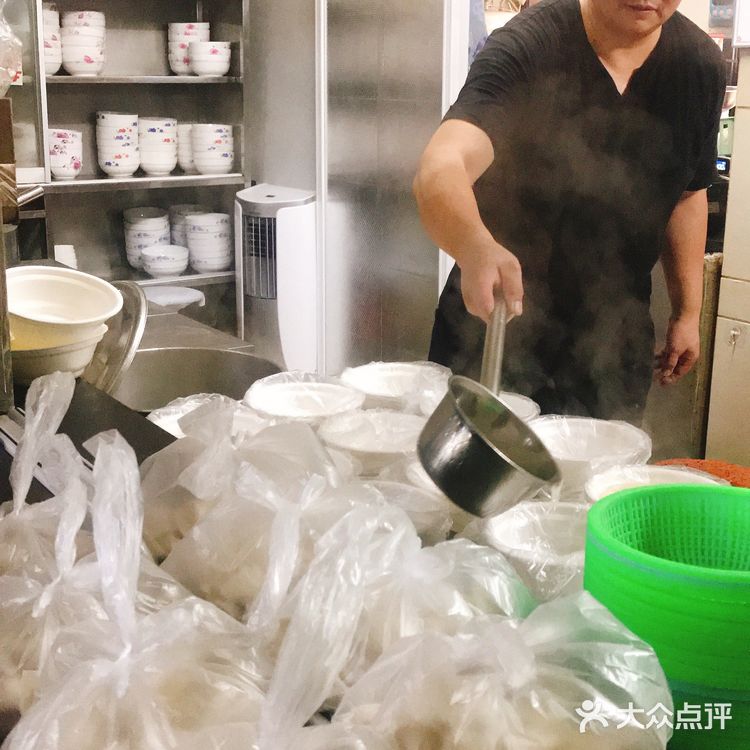 《周震馄饨》 去宜兴玩，路过了网红周震馄饨