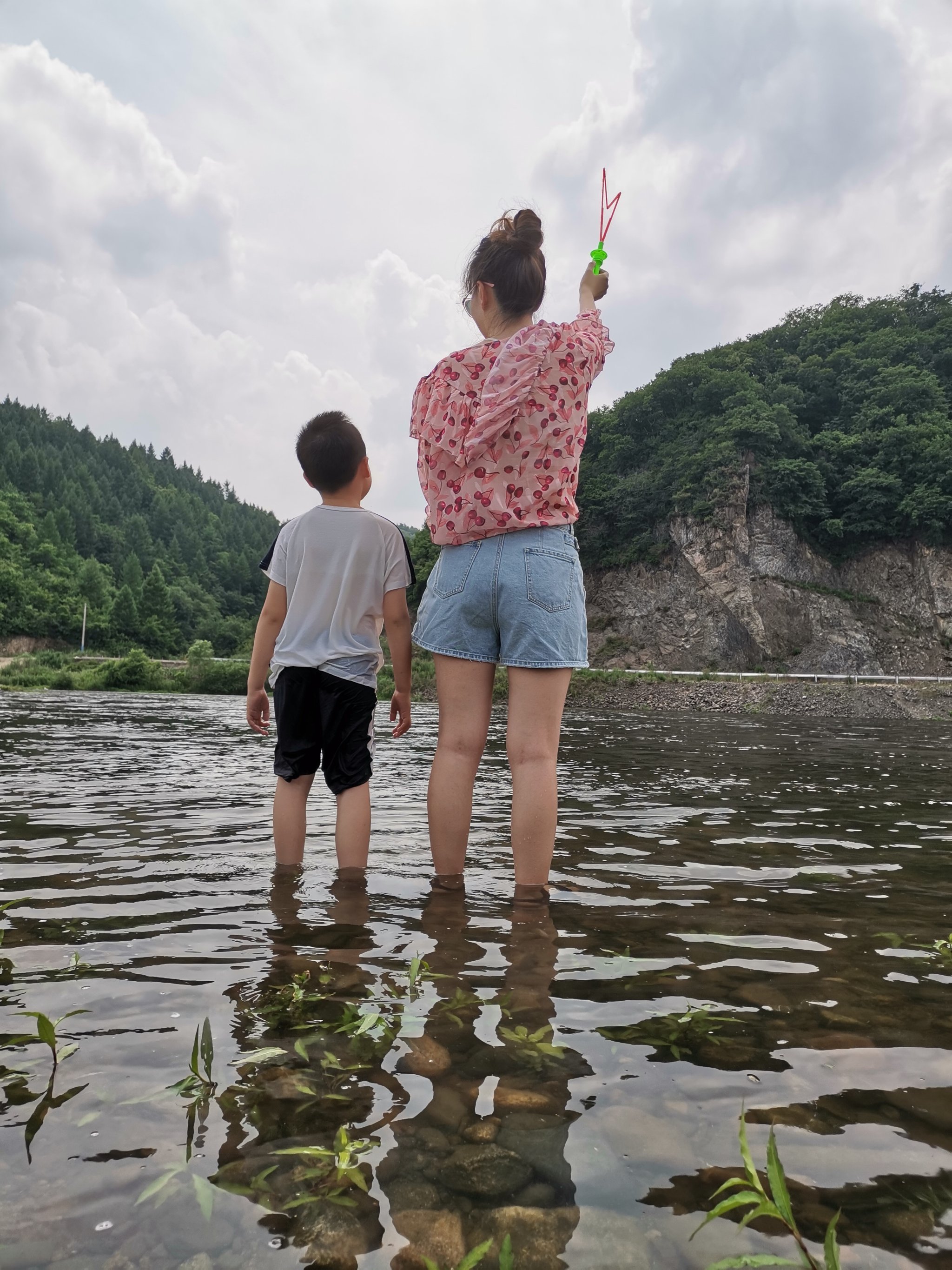 抚顺二道河封路 还有领导来检查 不让玩