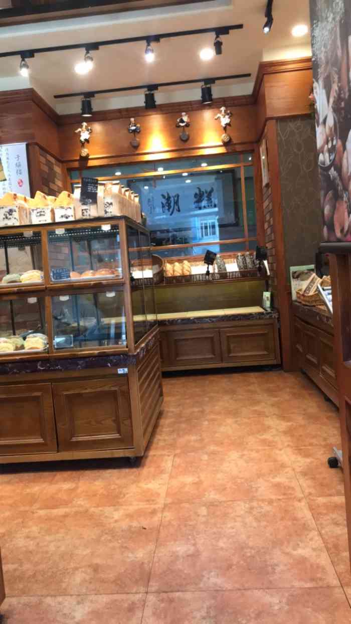 糕潮面包坊-"就在大连路地铁站旁边,店面装修有点复古,.