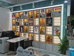 -英伦眼镜蔡司依视路折扣店(通州万达店)