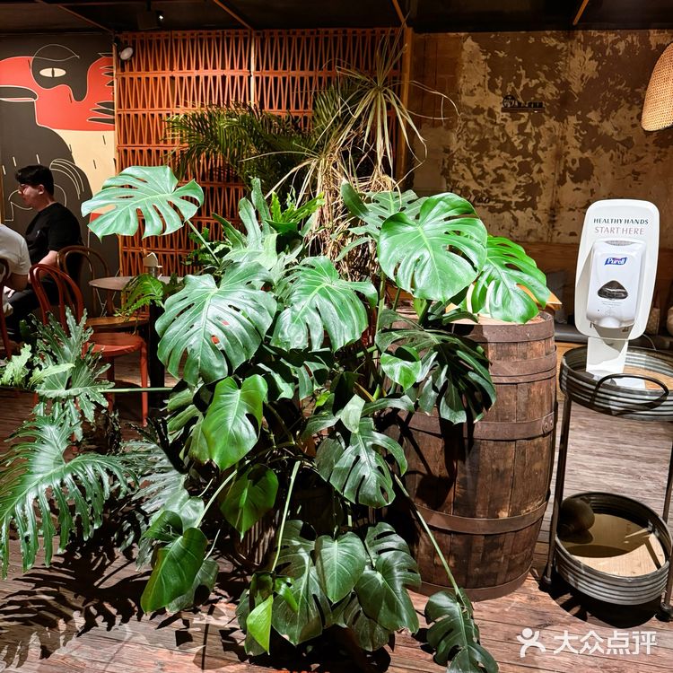 帝都宝藏餐厅，灯影摇曳酒杯边