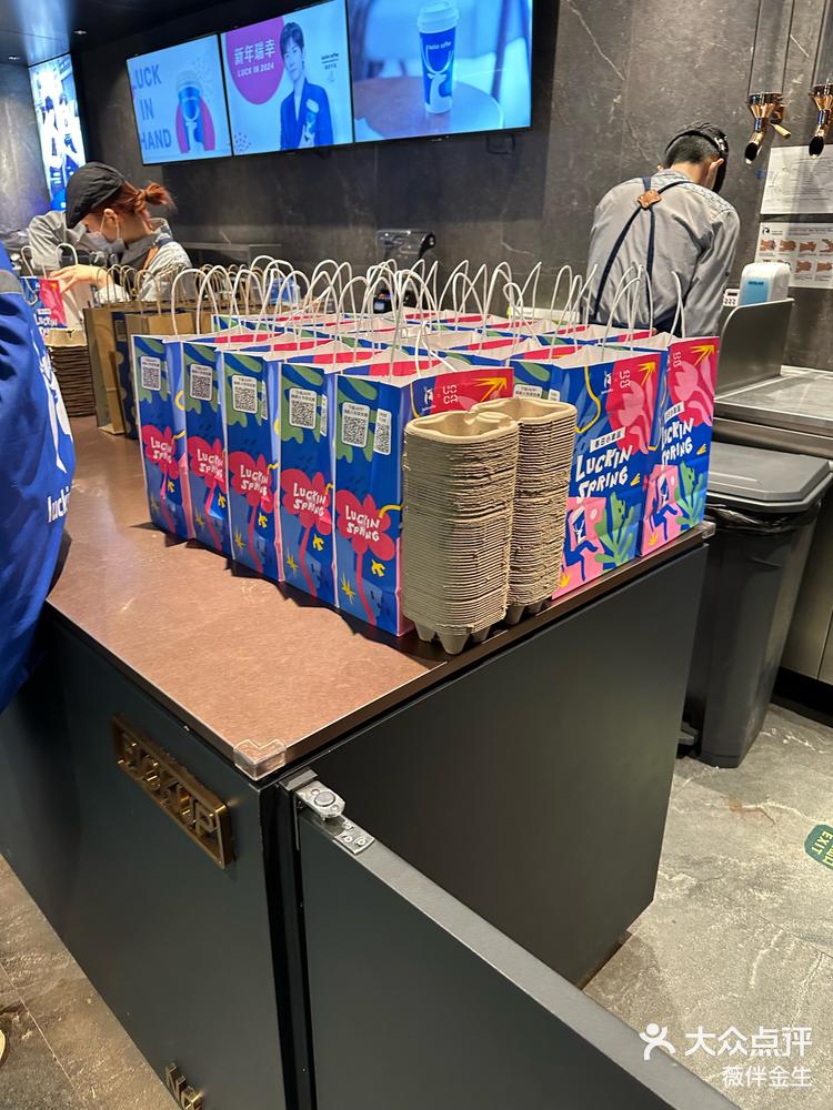 一杯黑巧液体版牛奶巧克力