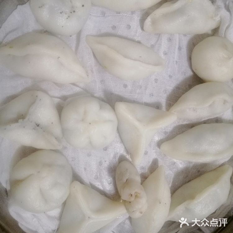 太好了，到菜市场买些菜，做好馅料，将年糕蒸熟