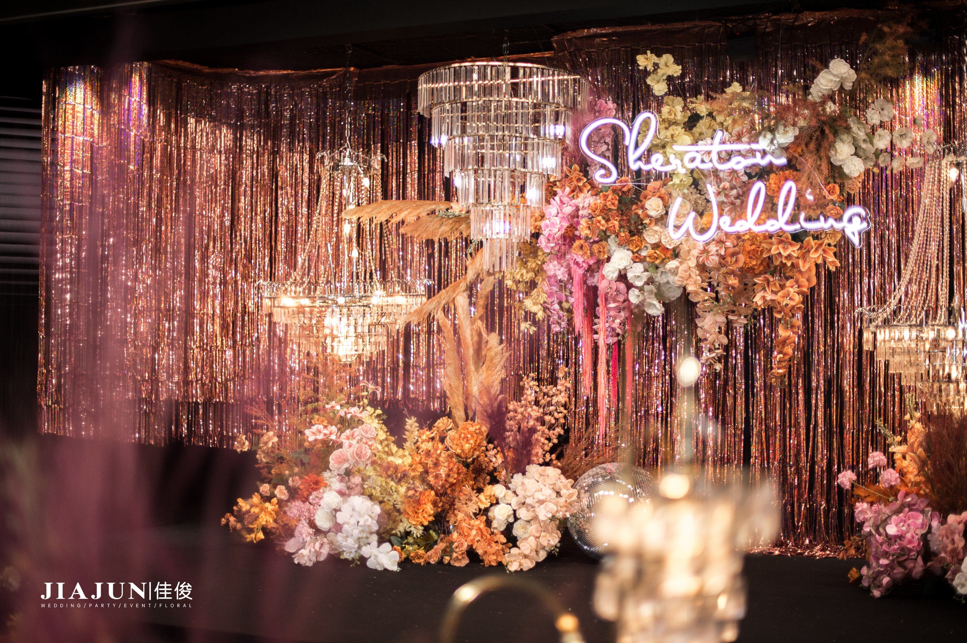 [种草]镭射玫瑰金雨丝帘搭配橙色系花艺
闪闪亮亮