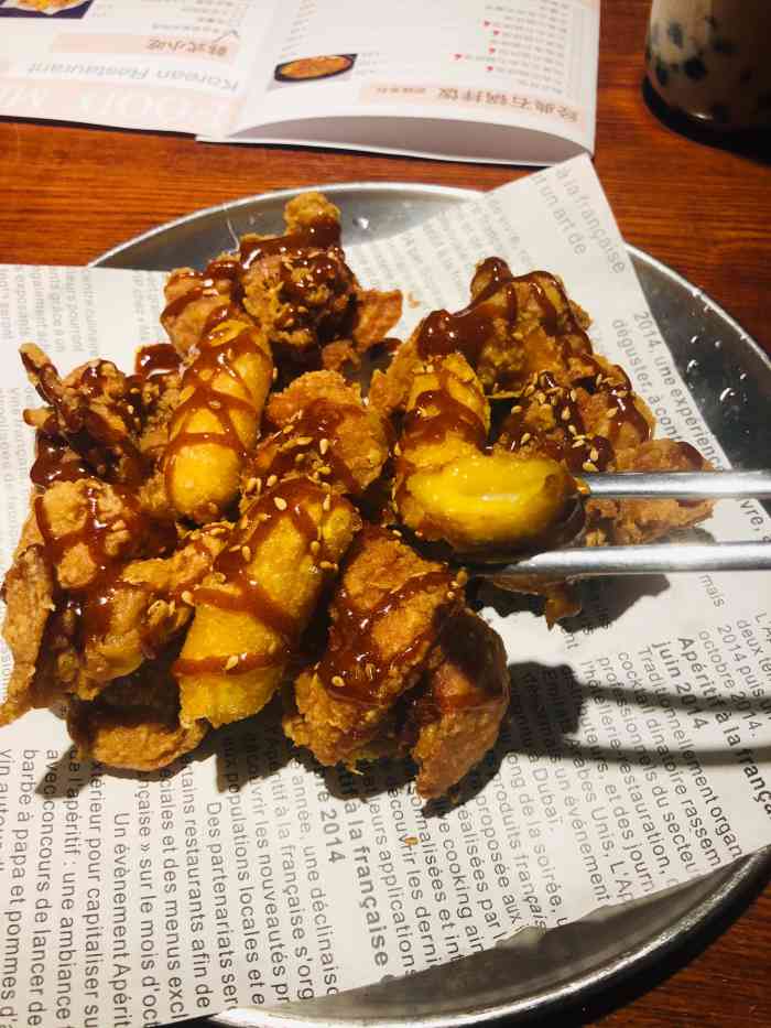 位置在万科广场四楼,刚好扶梯出口,比较容容易找,店铺还算宽敞,装修