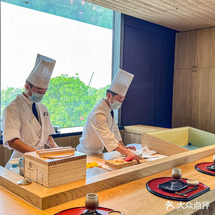 坐在窗边就可以看到南湖的风景