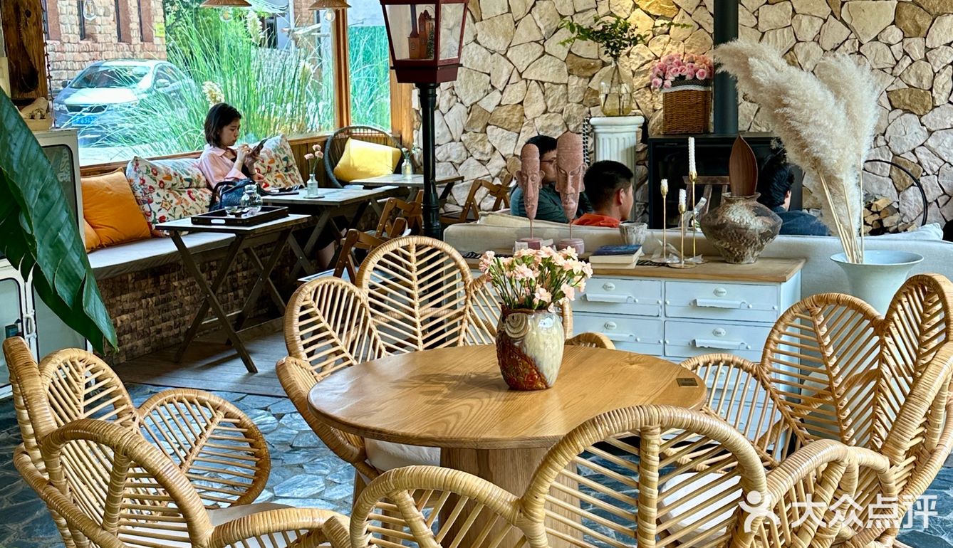 这就是当代年轻人到任何一个地方都要找一个美美的咖啡馆！