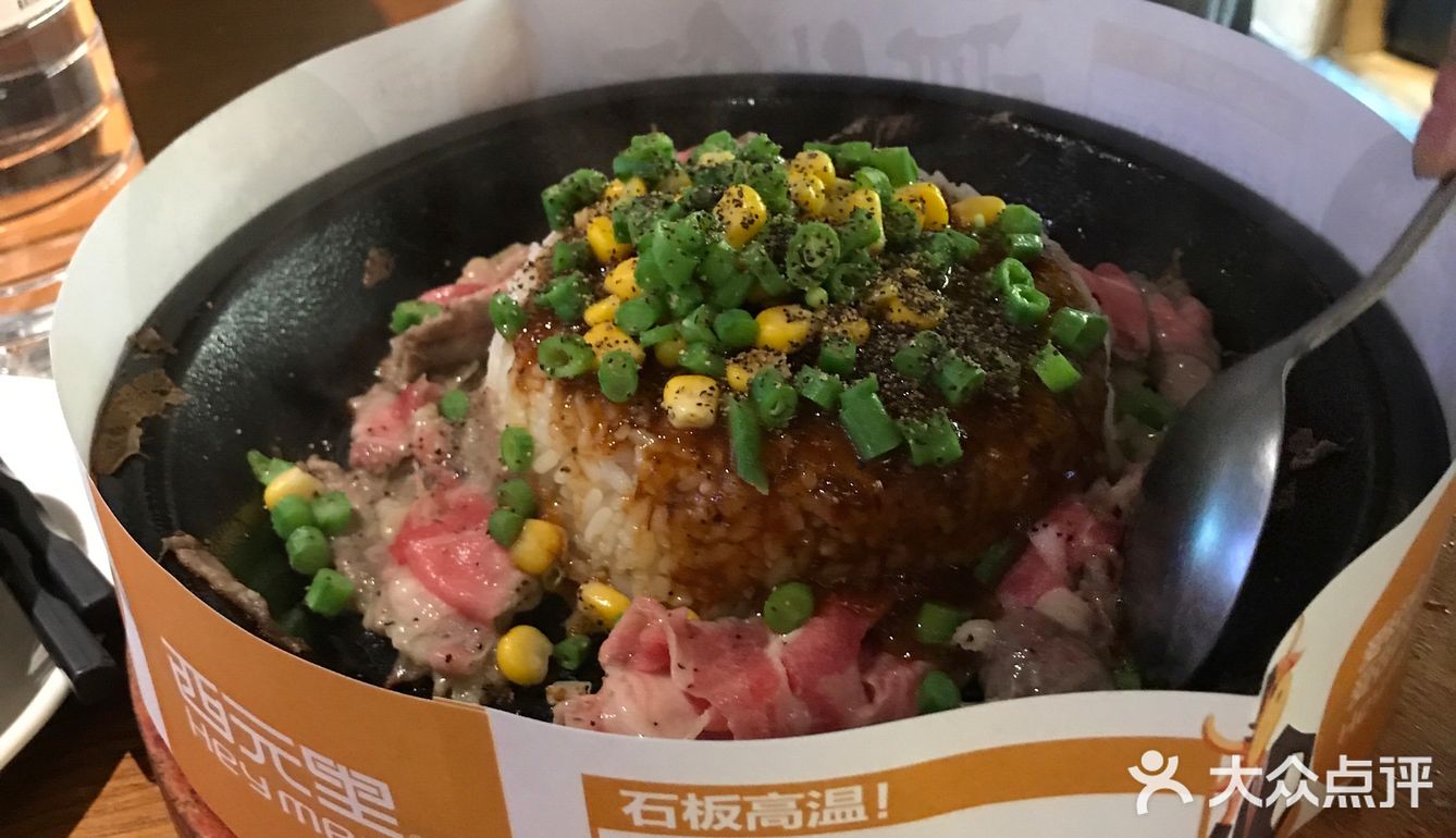 自助点菜，肥牛饭是现拌的，一个大铁盘