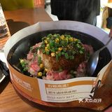 自助点菜，肥牛饭是现拌的，一个大铁盘