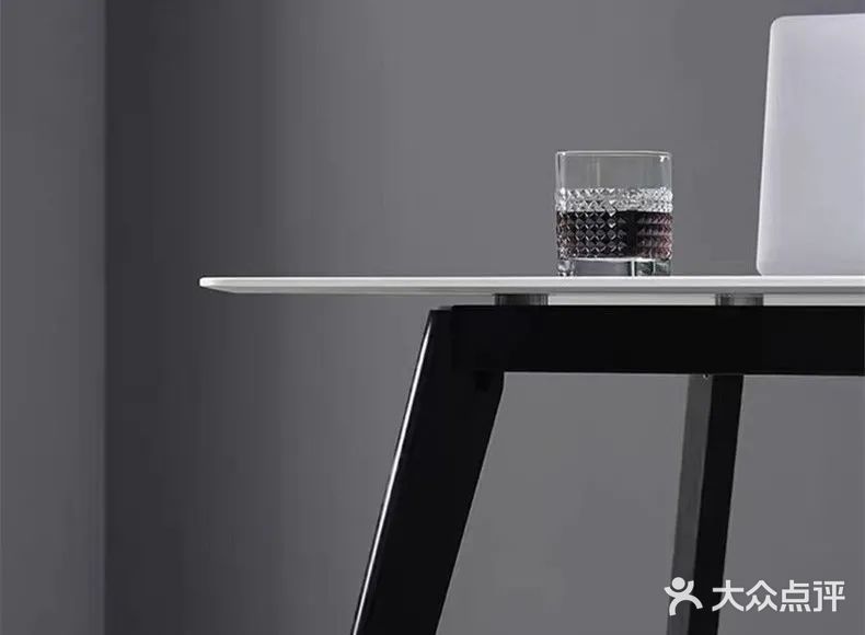 这套宛如缤纷糖果的“俏俐”餐桌椅，是时尚潮流中的特立