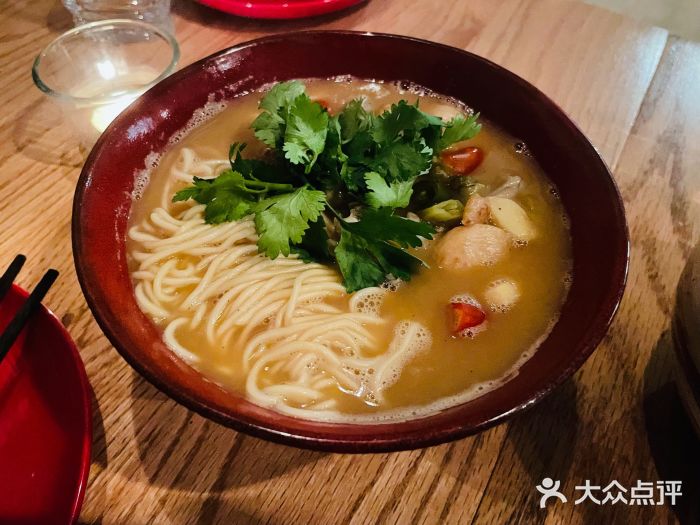 面上有光泡椒牛蛙面图片