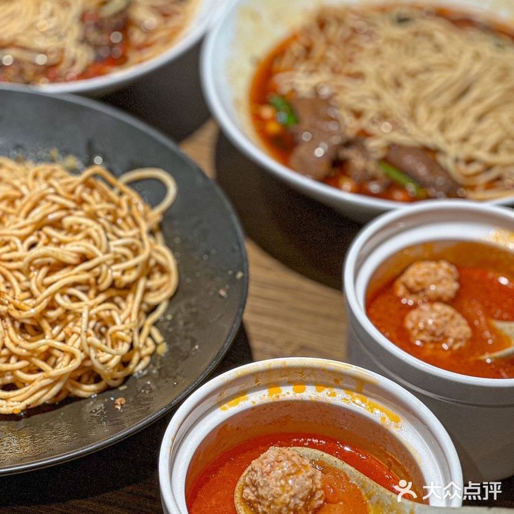 论江湖气息还得是这一口重庆小面啊！🍜