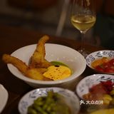 她在下腰 我在喝酒   