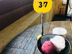 -莓园冰淇淋店