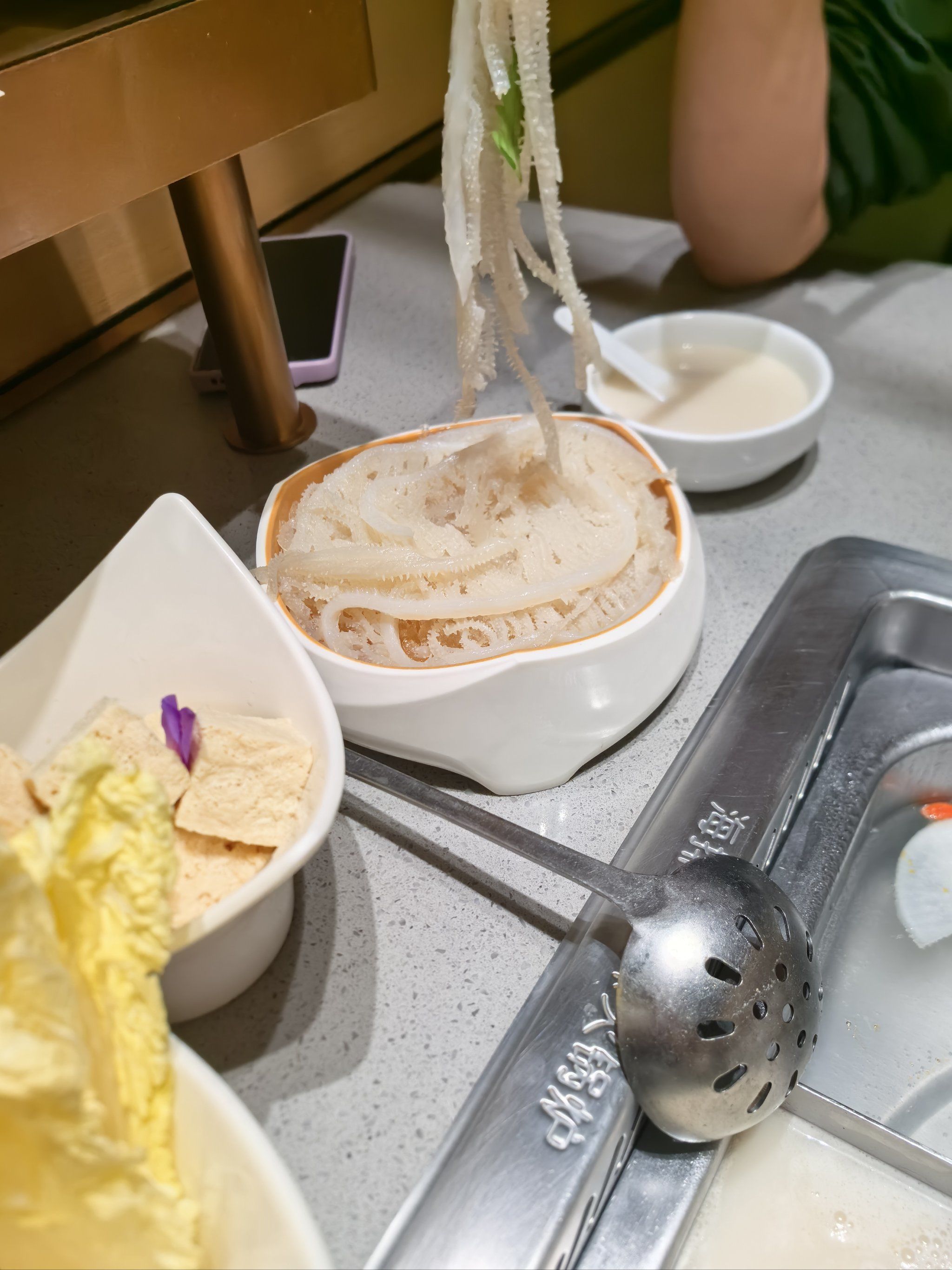 0元玩转这座城
体验感极差的一家海底捞
葱花是冻坏了的,
香菜