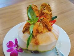 蒸辣海鲜在椰子里-Chom Cafe and Restaurant