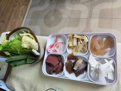 -猪三哥肥肠鸡川菜小炒