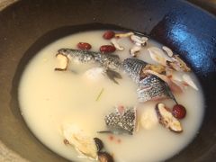 -咕嘟草帽鱼·牛奶一样的鲜鱼汤(天鹅湖万达广场店)