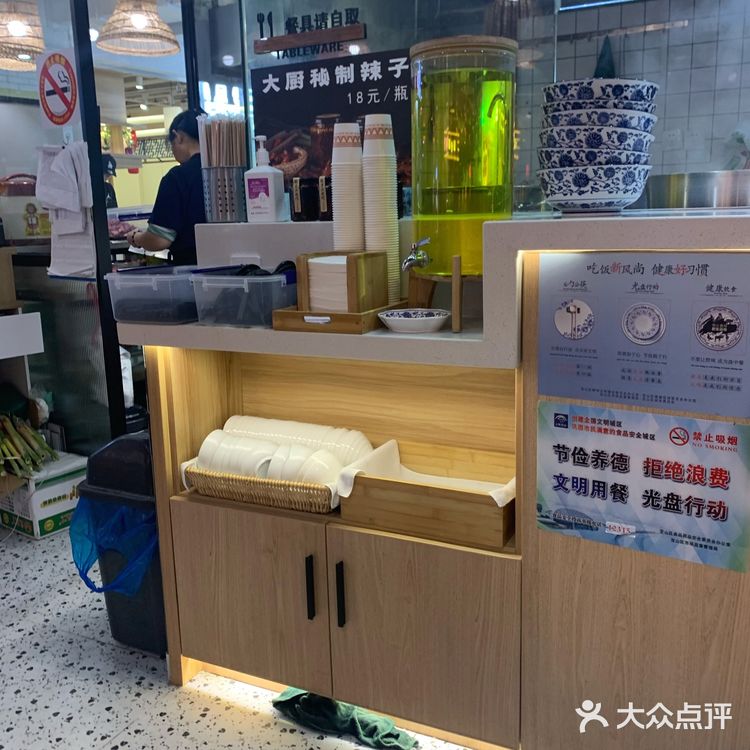 环境不错这次点的是酸菜牛肉面，上餐很快
