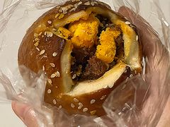 咸蛋黄肉松碱水球-野上麦田(中贸广场店)